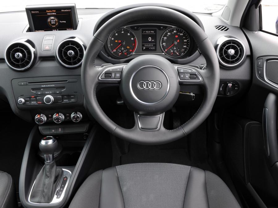 Панель приборов Audi A1 TFSI (8X) 2010 года  (UK) (фото 5 из 13)